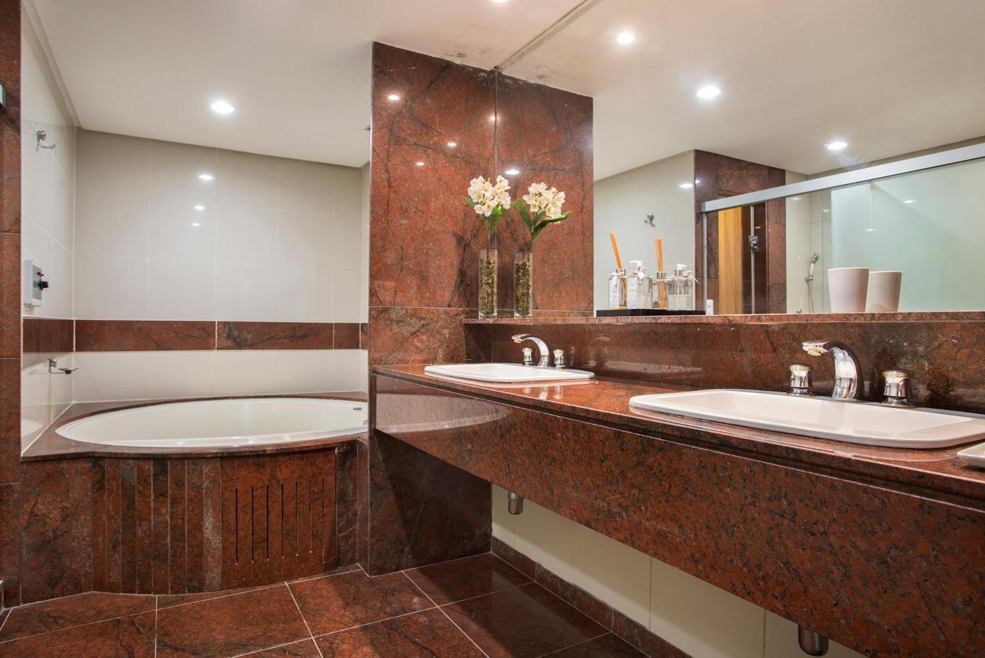 Presidential Suite Sauna Hot Tub 1 Double Bed,1345431248:JPEG