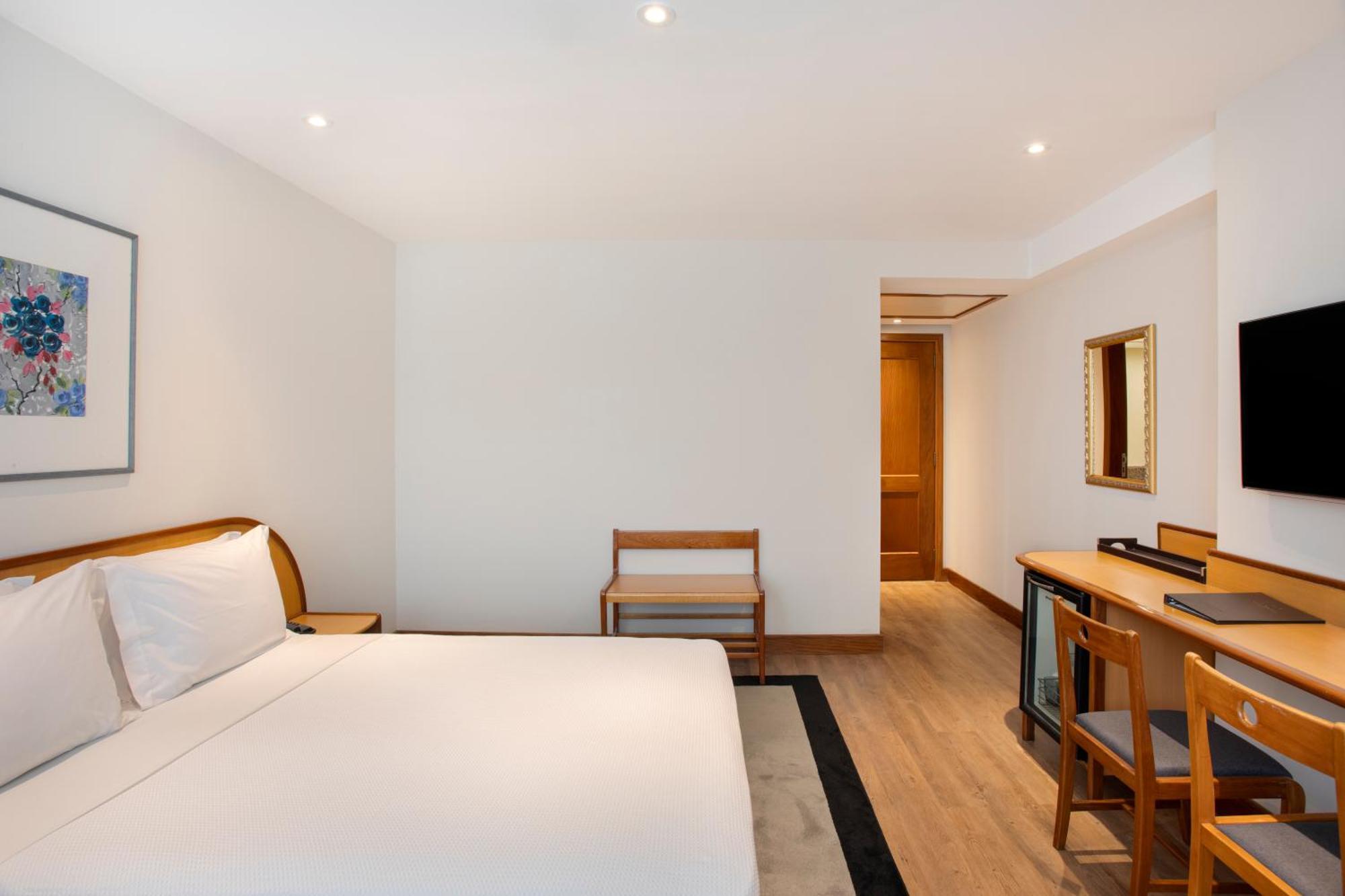 Quarto Luxo com Cama Casal e Vista da Cidade
