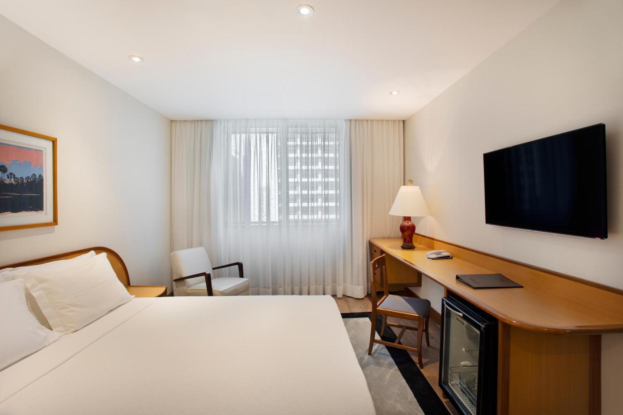Quarto Superior Executivo com Cama Casal e Vista da Cidade
