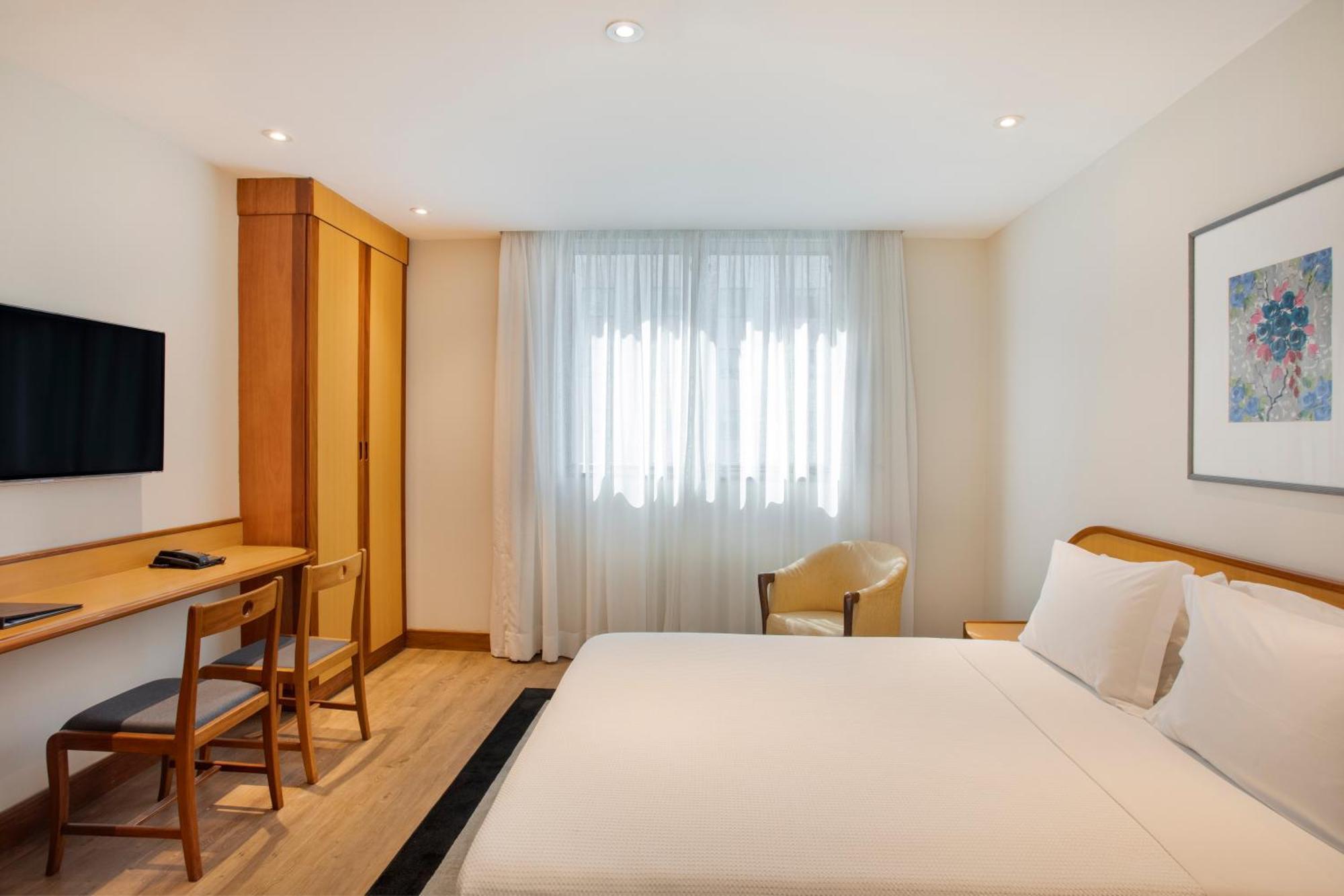 Quarto Luxo com Cama Casal e Vista da Cidade