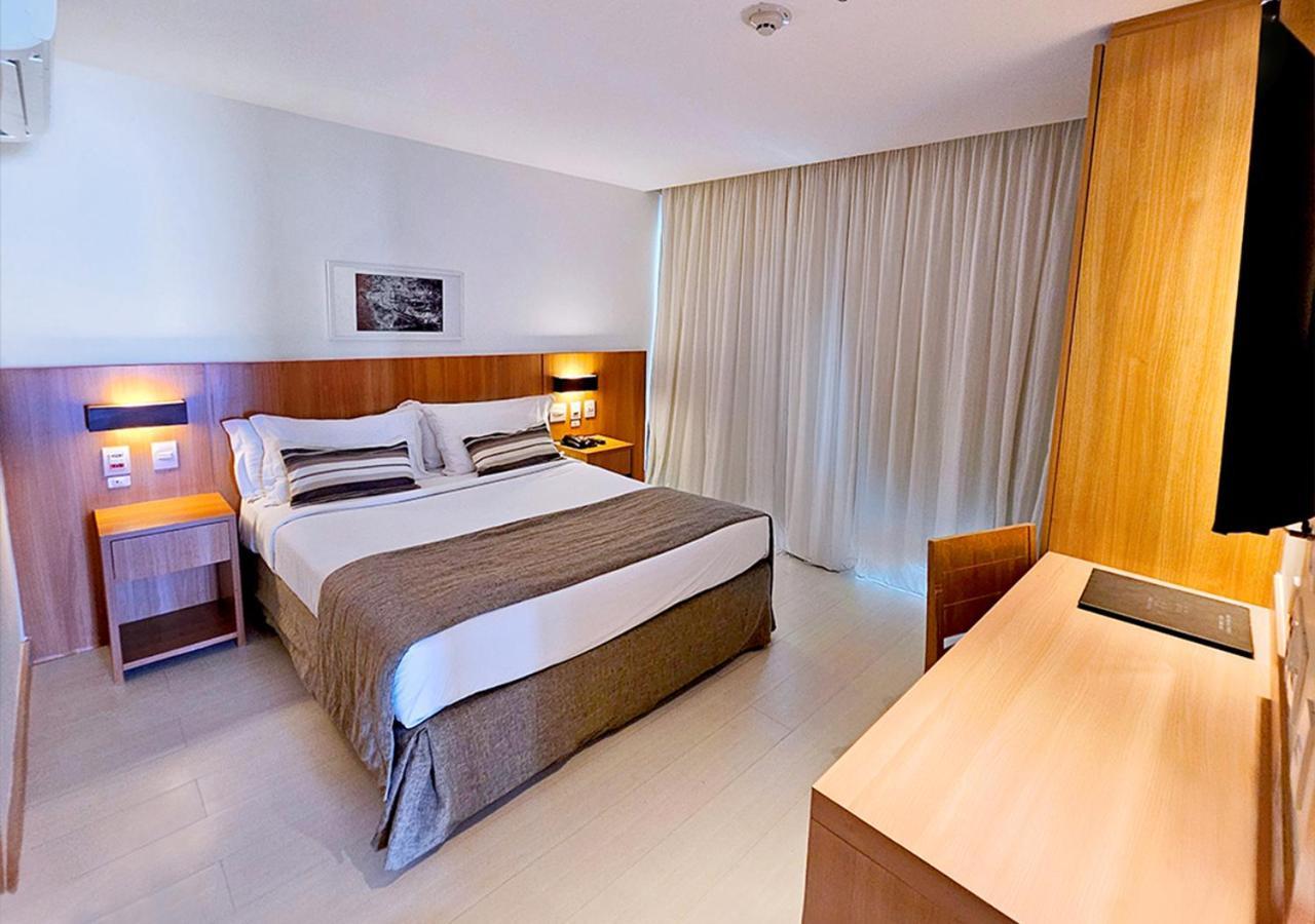 Quarto Superior com Cama Casal e Vista Lateral do Mar