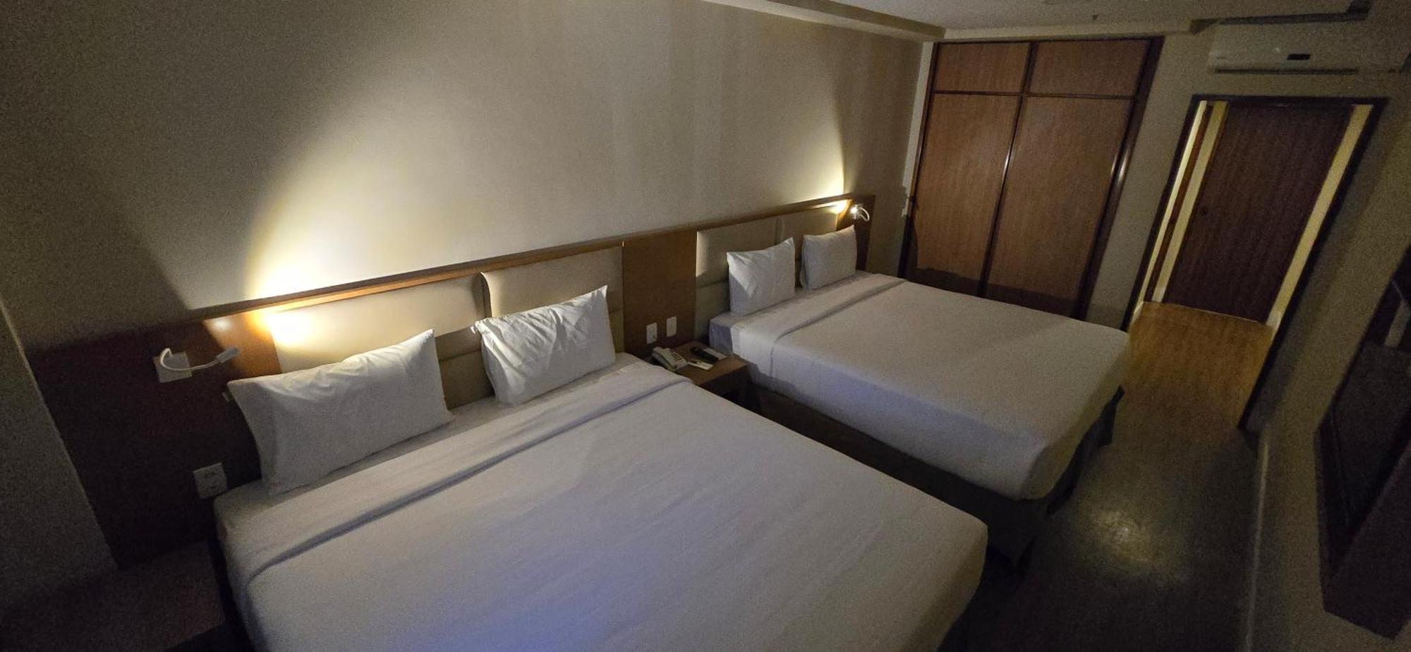Quarto Duplo Deluxe com 2 Camas de Casal
