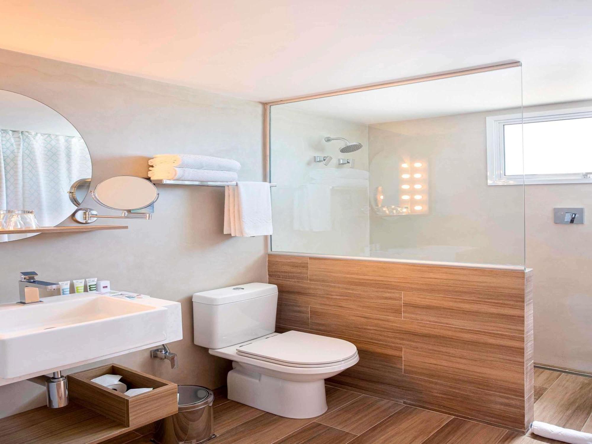 Quarto Individual Executivo com Varanda e Vista Lateral do Mar