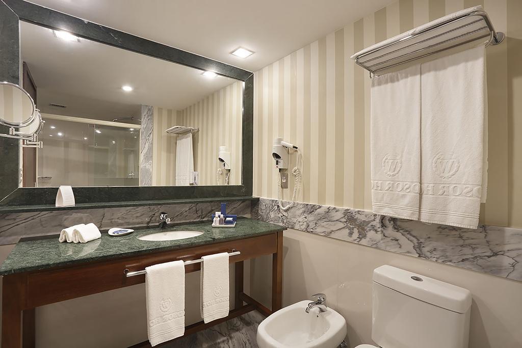Executive Suite,704399395:JPEG